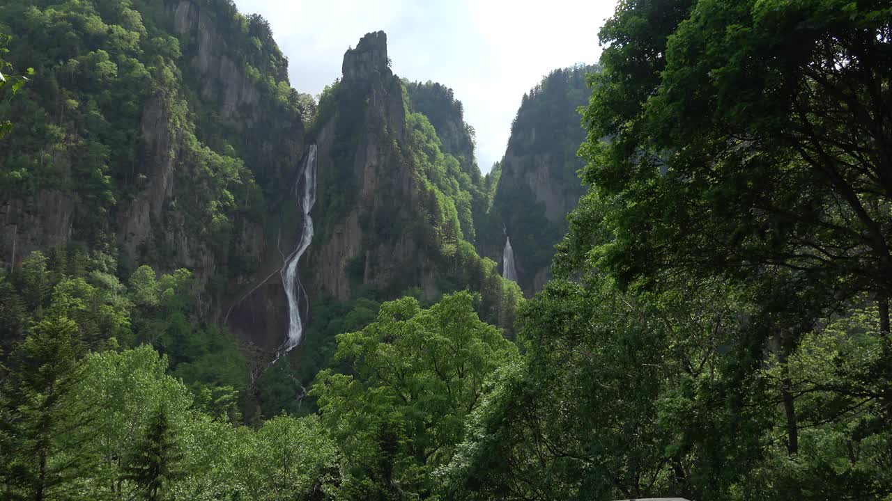 北海道Sounkyo的龙井瀑布和Ginga瀑布。视频素材