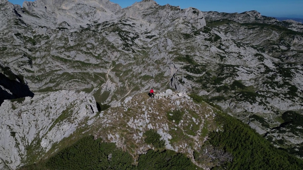 山顶上的登山者视频素材