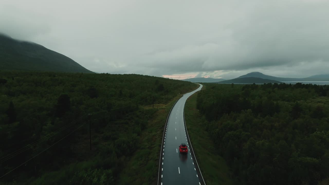 美丽的鸟瞰图，红色的SUV汽车驾驶史诗般的道路向北欧峡湾视频素材