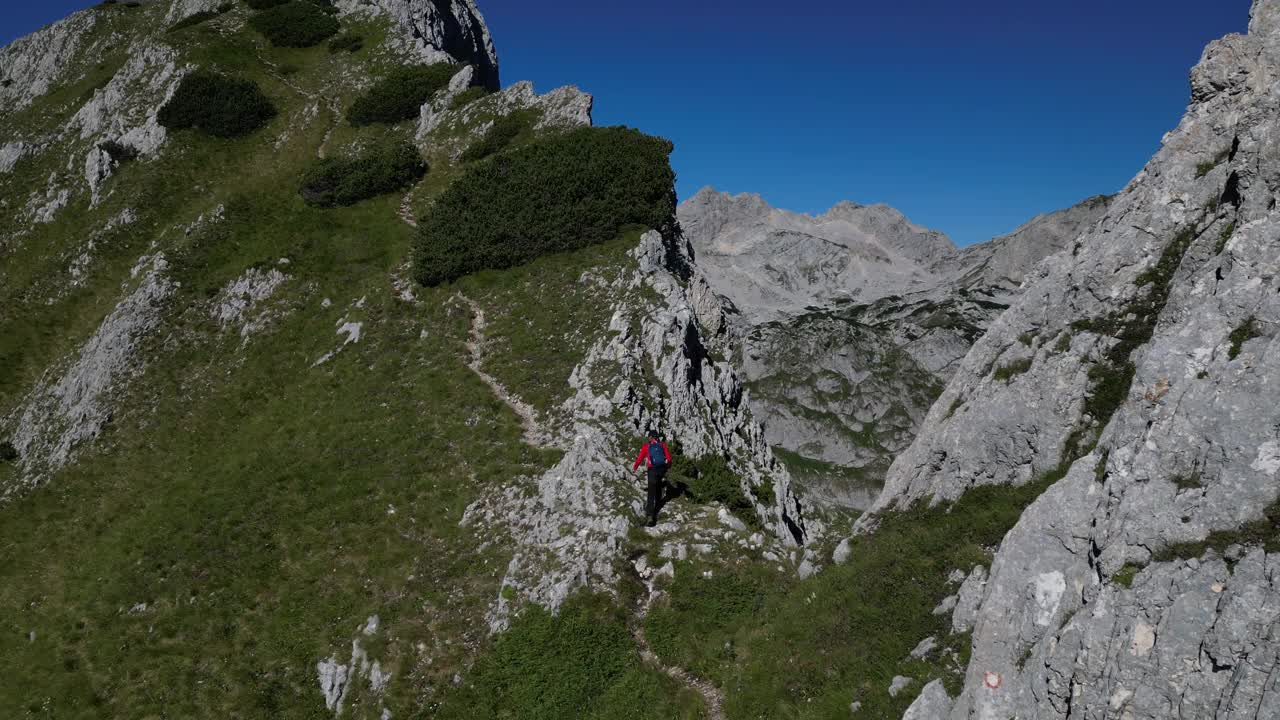 一个人在山脊上独自徒步旅行视频素材