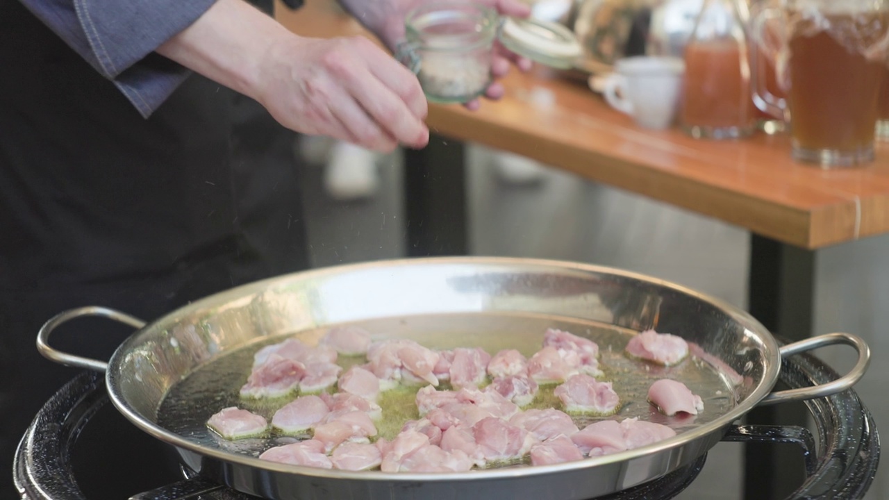 用慢镜头近距离在锅里煎鸡肉视频下载