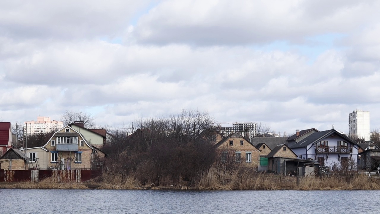 城市里的湖和可爱的五颜六色的房子。一排两层的住宅楼，位于近郊的海滨视频下载
