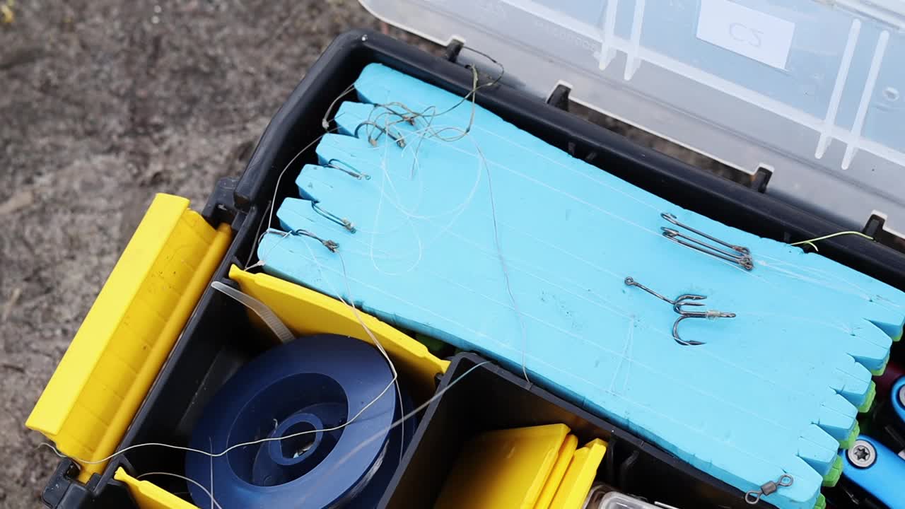 渔具箱，装满了渔具。鱼饵:一套鱼饵和配件各种钓鱼设备视频下载
