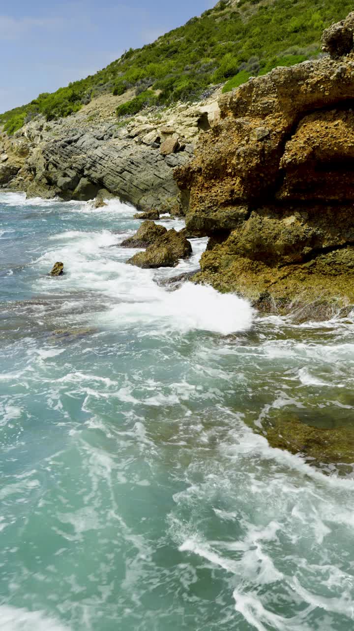 岩石在西班牙海上刮起了大风视频素材