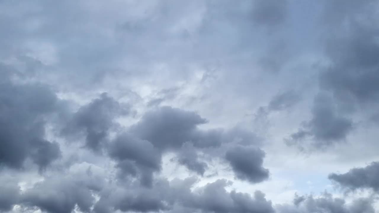 以暴风雨云为背景视频素材