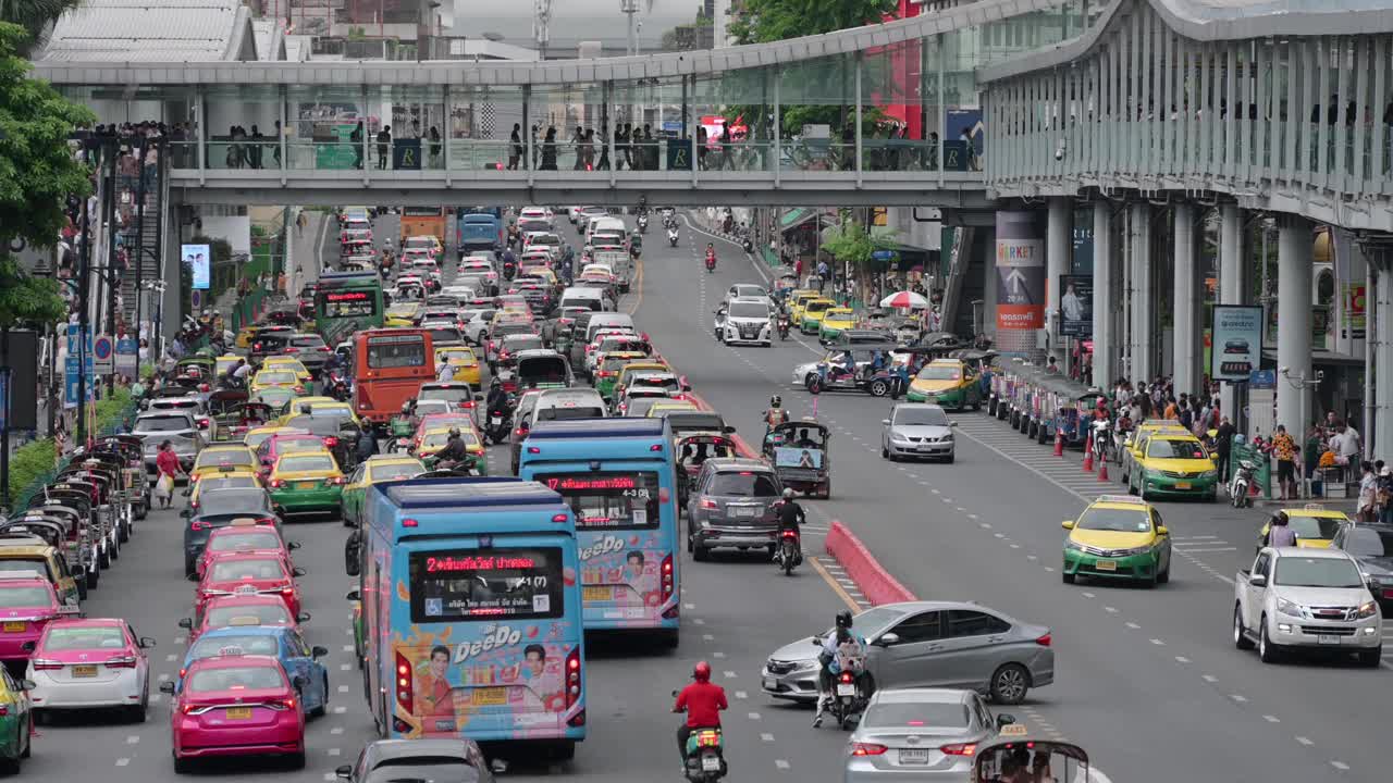 泰国曼谷高峰时段，曼谷城市街中央商业中心世界大c路的交通视频素材