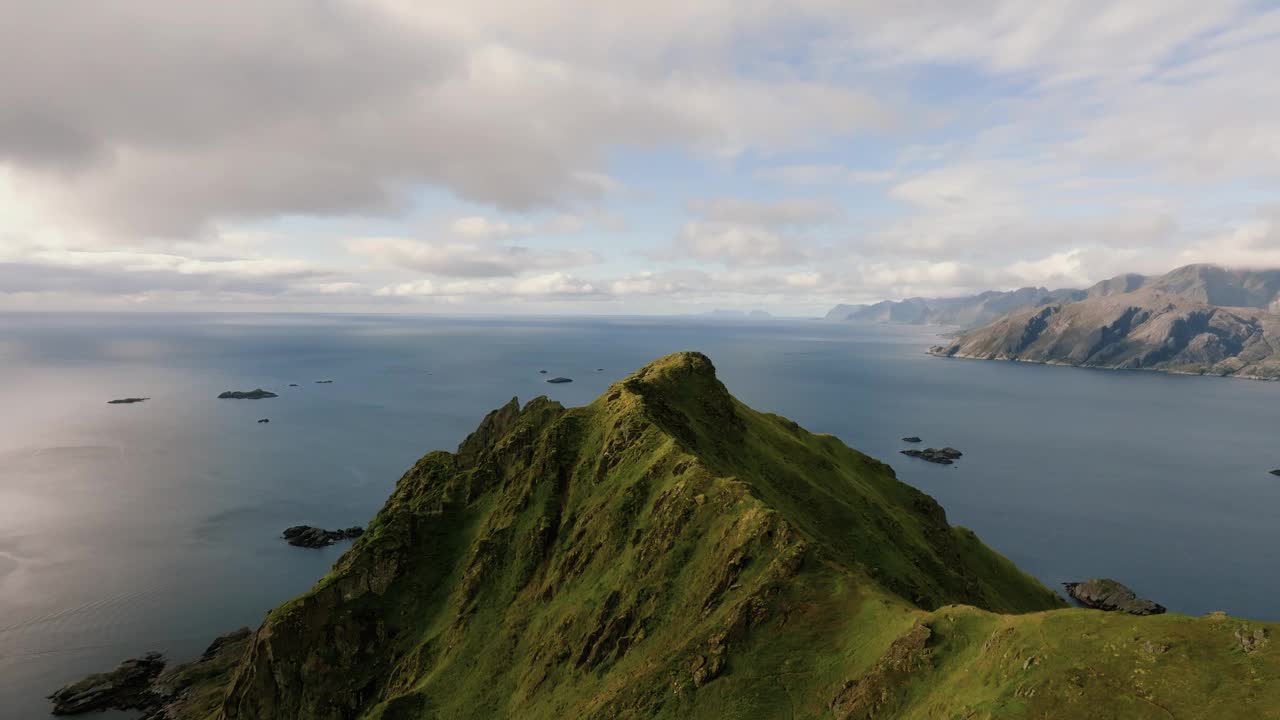 史诗般的全景。峡湾山顶的壮丽景色，蓝色的大海和峡湾为背景视频素材