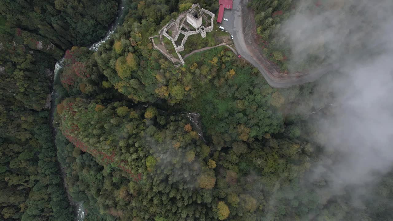 雾中的Zilkale城堡无人机视频，Ayder高原Kackar山脉，Camlihemsin Rize，土耳其(土耳其语)视频素材