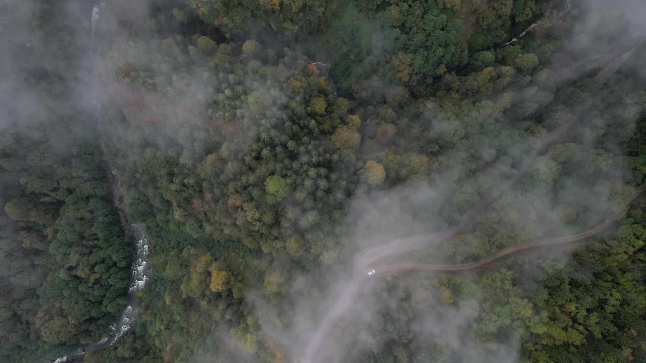 雾中的Zilkale城堡无人机视频，Ayder高原Kackar山脉，Camlihemsin Rize，土耳其(土耳其语)视频素材