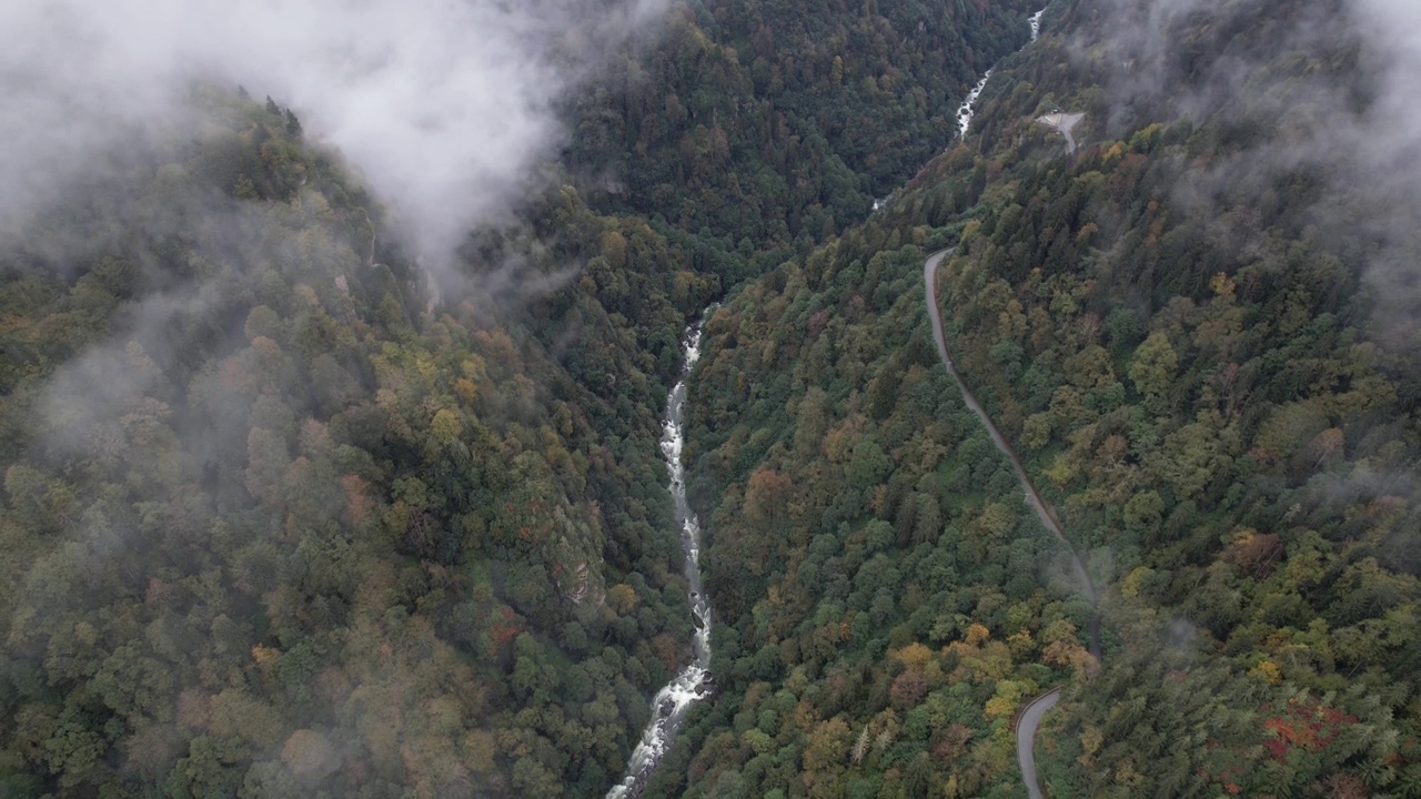 雾中的Zilkale城堡无人机视频，Ayder高原Kackar山脉，Camlihemsin Rize，土耳其(土耳其语)视频素材