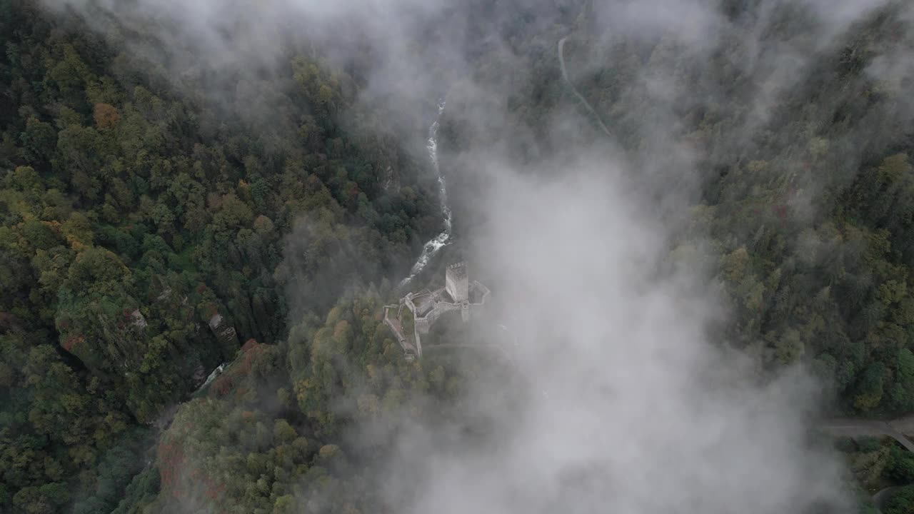 雾中的Zilkale城堡无人机视频，Ayder高原Kackar山脉，Camlihemsin Rize，土耳其(土耳其语)视频素材