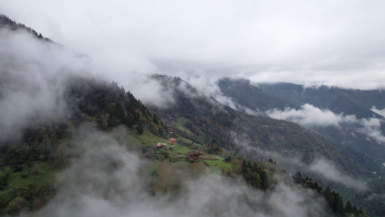 雾中的Zilkale城堡无人机视频，Ayder高原Kackar山脉，Camlihemsin Rize，土耳其(土耳其语)视频素材