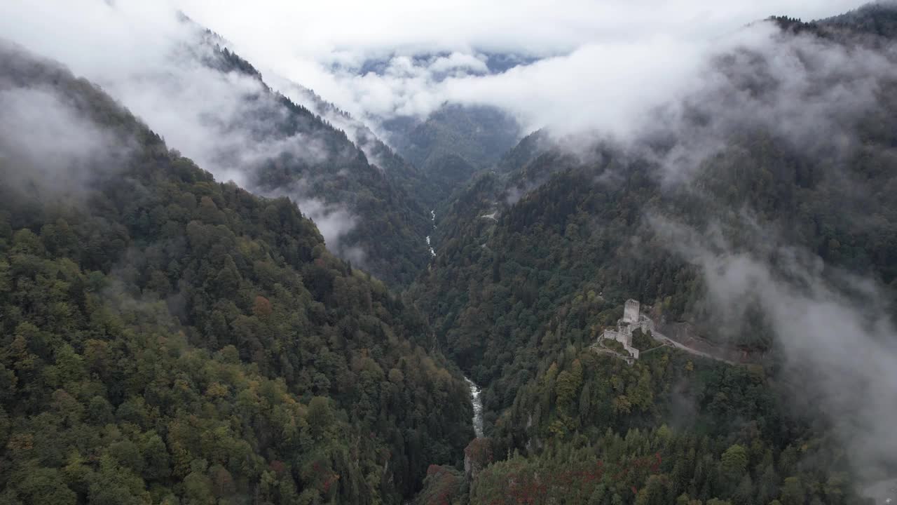 雾中的Zilkale城堡无人机视频，Ayder高原Kackar山脉，Camlihemsin Rize，土耳其(土耳其语)视频素材