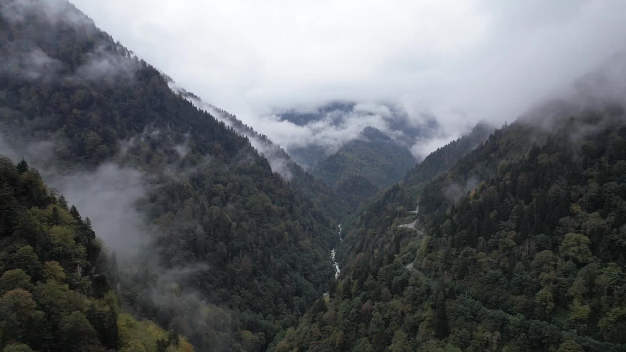 雾中的Zilkale城堡无人机视频，Ayder高原Kackar山脉，Camlihemsin Rize，土耳其(土耳其语)视频素材