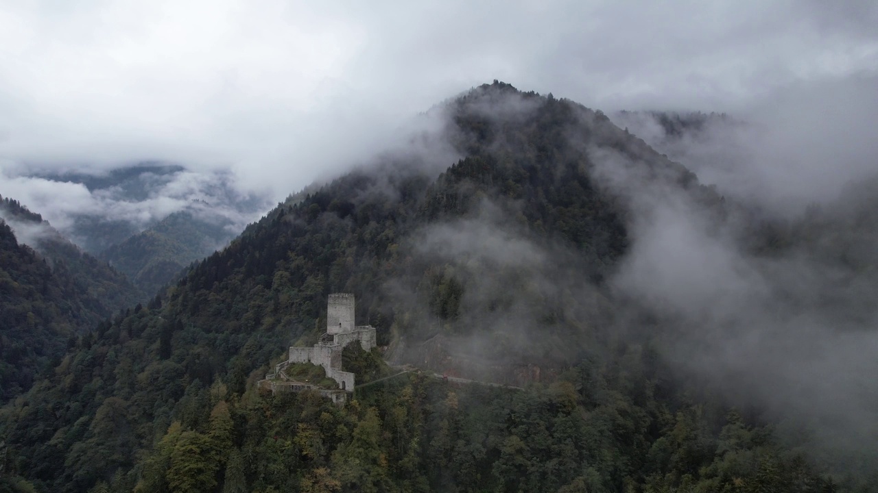 雾中的Zilkale城堡无人机视频，Ayder高原Kackar山脉，Camlihemsin Rize，土耳其(土耳其语)视频素材