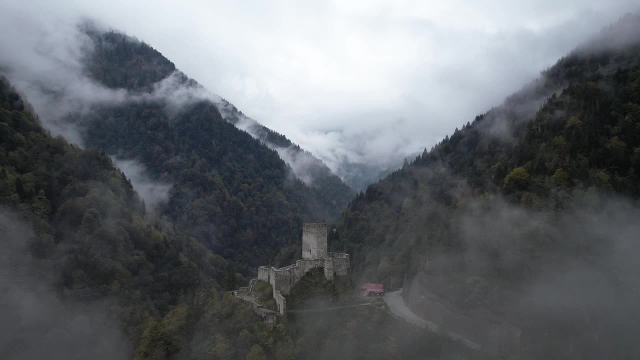 雾中的Zilkale城堡无人机视频，Ayder高原Kackar山脉，Camlihemsin Rize，土耳其(土耳其语)视频素材