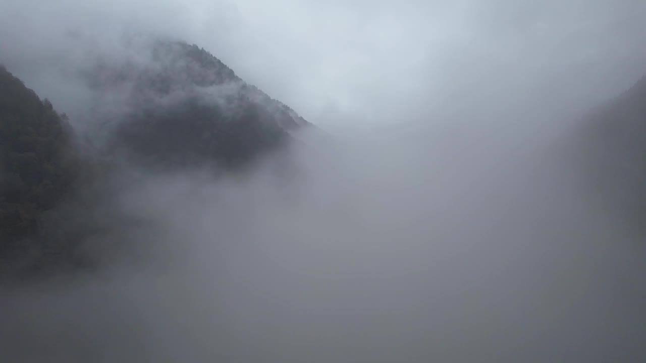 雾中的Zilkale城堡无人机视频，Ayder高原Kackar山脉，Camlihemsin Rize，土耳其(土耳其语)视频素材