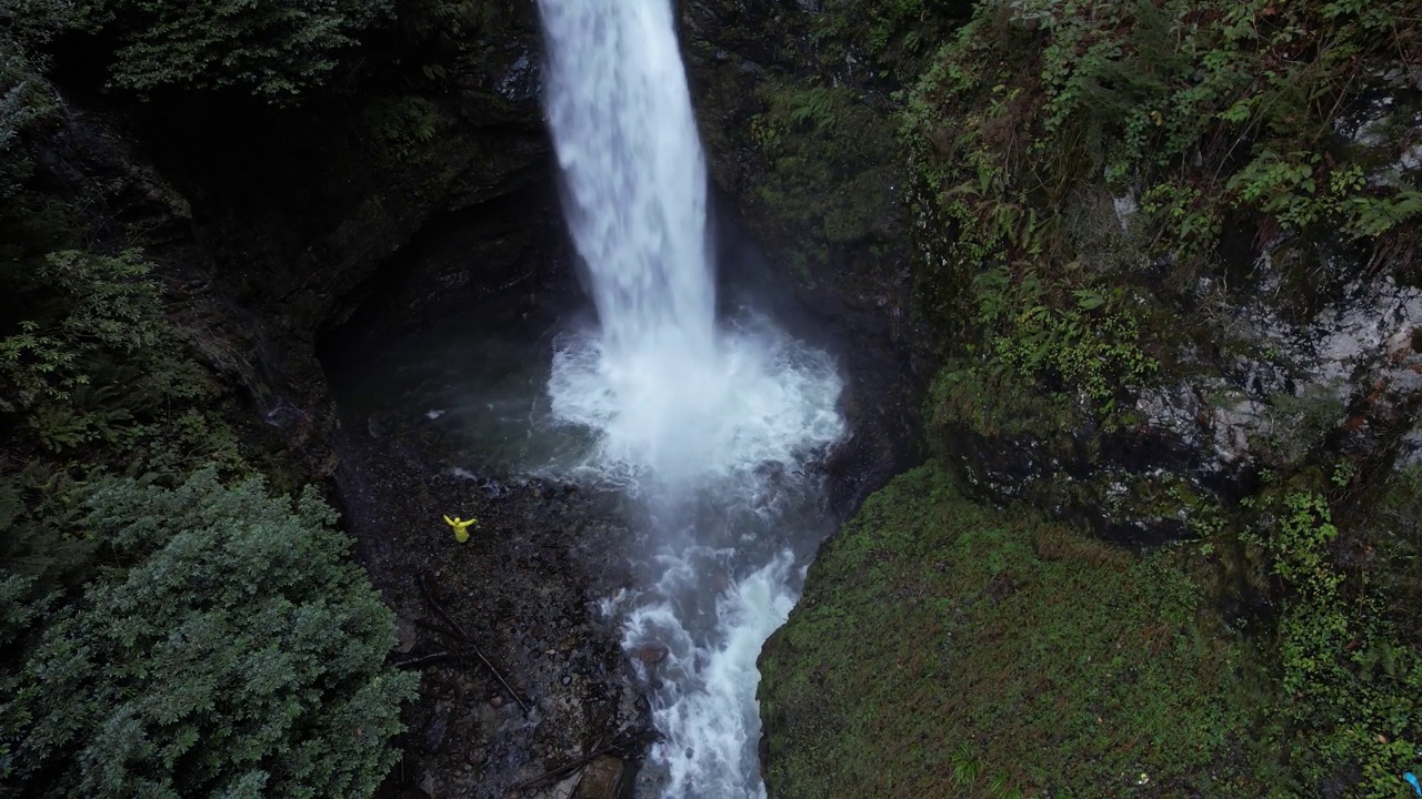 Palovit瀑布在秋季无人机视频，艾德尔高原Kackar山脉，Camlihemsin Rize，土耳其(土耳其语)视频素材