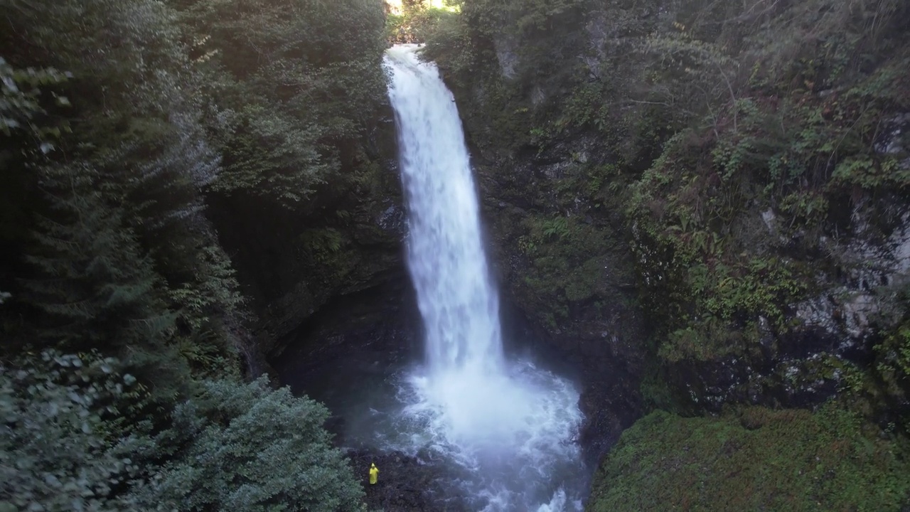 Palovit瀑布在秋季无人机视频，艾德尔高原Kackar山脉，Camlihemsin Rize，土耳其(土耳其语)视频素材