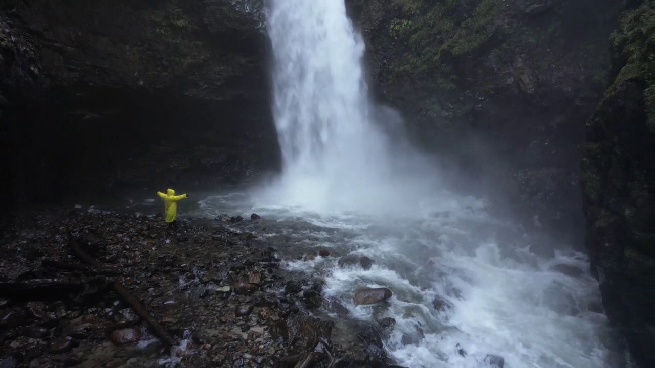 Palovit瀑布在秋季无人机视频，艾德尔高原Kackar山脉，Camlihemsin Rize，土耳其(土耳其语)视频素材