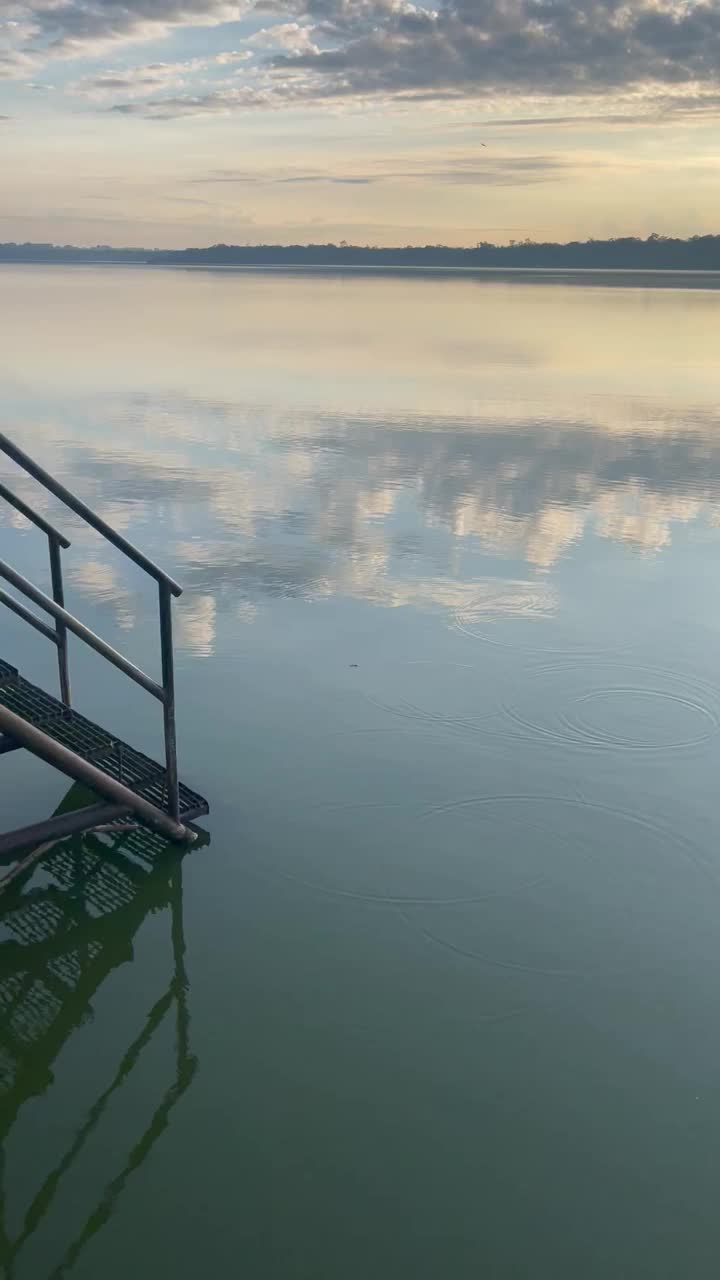 在自然的地方，湖泊，山脉，河流的日落。全景景观与美丽的天空视频素材