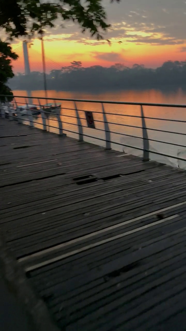 在自然的地方，湖泊，山脉，河流的日落。全景景观与美丽的天空视频素材