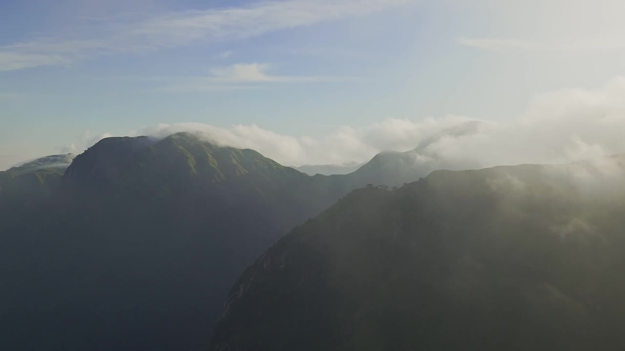 雾天，无人机俯瞰森林覆盖的山脉视频素材