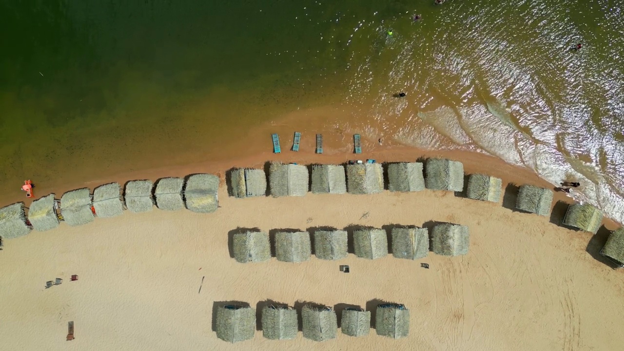 Pindobal淡水海滩的海滩小屋视频素材