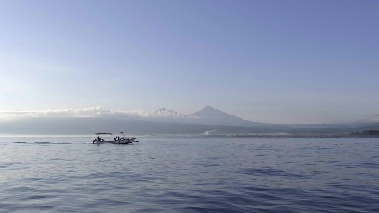 巴厘岛北部海岸的一艘支腿船，洛维纳海滩视频素材