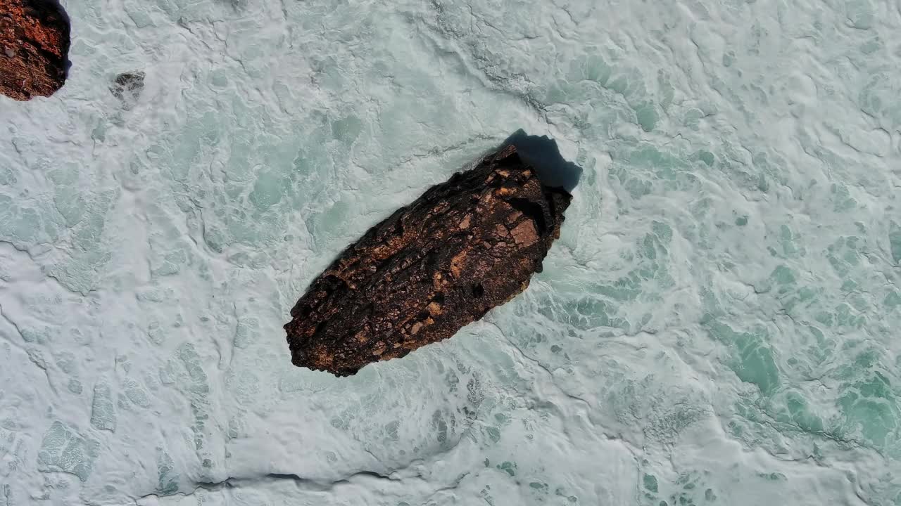 海滩和海浪高高在上视频素材