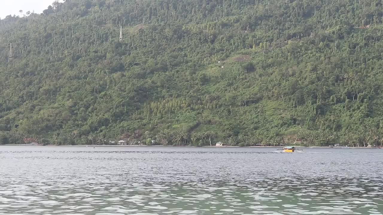 热带海滩的场景，背景是山脉视频素材