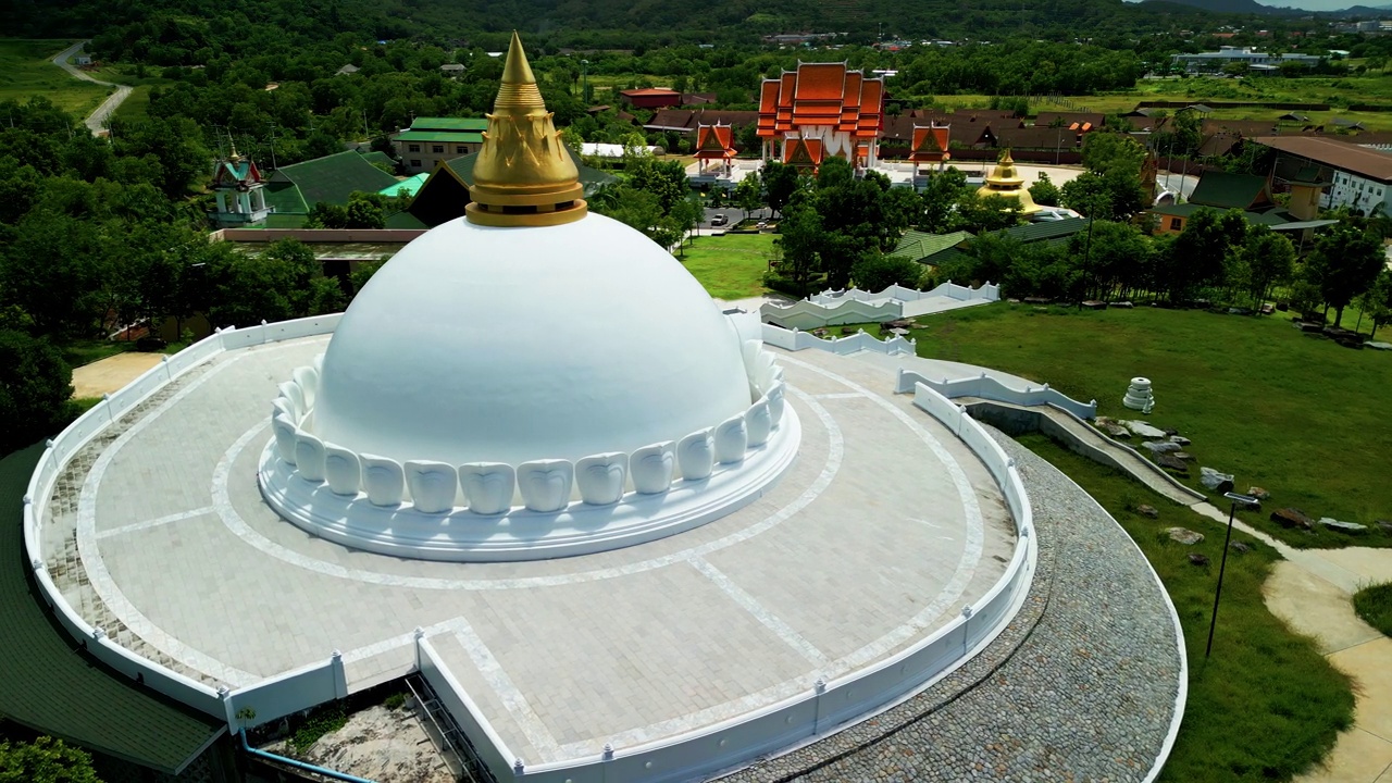 美丽的白塔在群山之间，Wat Luang Pu Supha或Wat Sil suphlam位于泰国普吉岛。视频素材