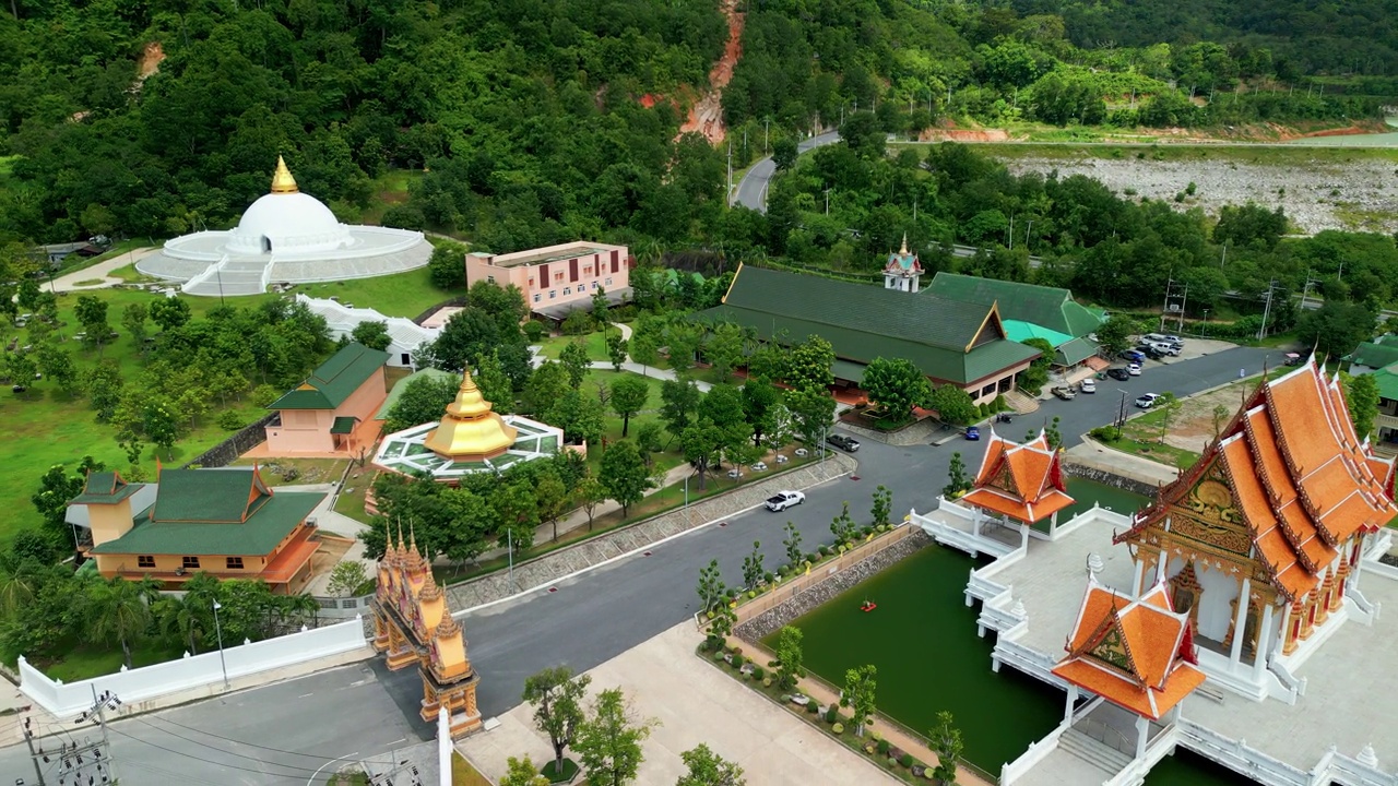 美丽的白塔在群山之间，Wat Luang Pu Supha或Wat Sil suphlam位于泰国普吉岛。视频素材