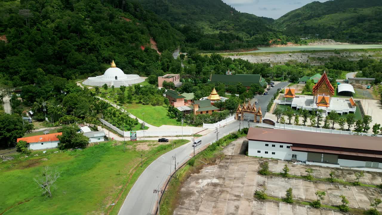 美丽的白塔在群山之间，Wat Luang Pu Supha或Wat Sil suphlam位于泰国普吉岛。视频素材