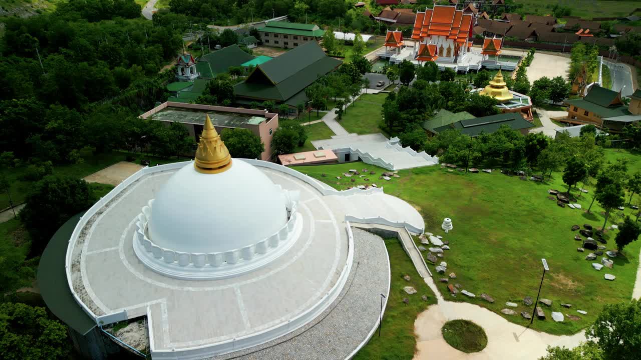 美丽的白塔在群山之间，Wat Luang Pu Supha或Wat Sil suphlam位于泰国普吉岛。视频素材