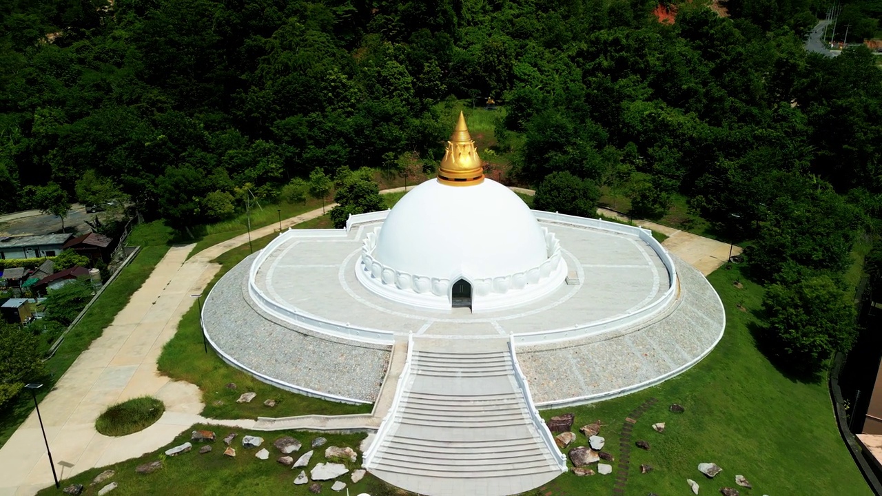 美丽的白塔在群山之间，Wat Luang Pu Supha或Wat Sil suphlam位于泰国普吉岛。视频素材