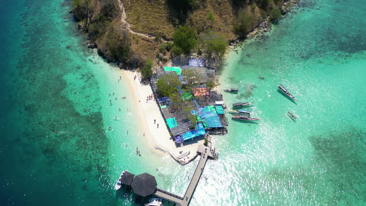 印尼科劳岛(Pulau Kelor Komodo)鸟瞰图视频素材