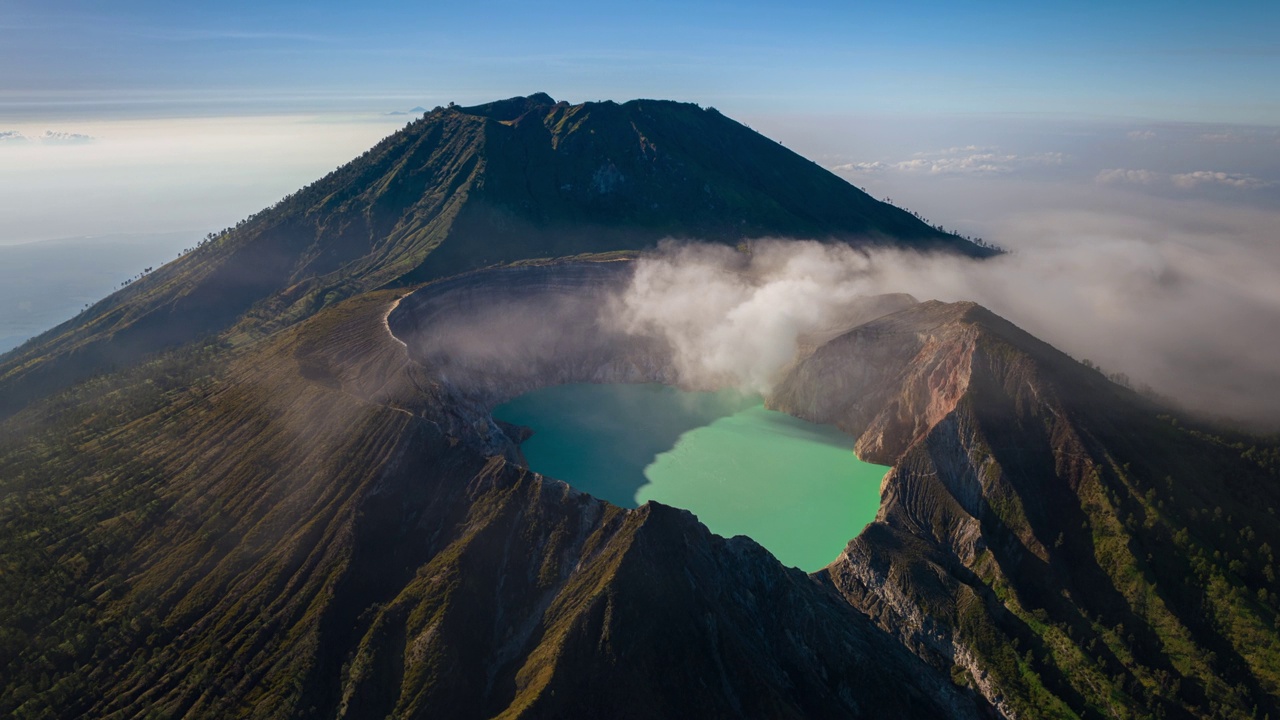 鸟瞰图飞到卡瓦伊真火山口，硫磺开采活火山，爪哇，印度尼西亚视频素材