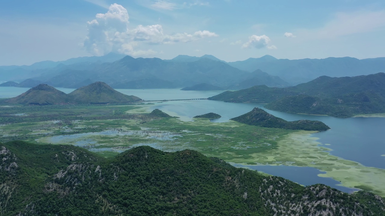 夏季群山之间的斯卡达尔湖视频素材