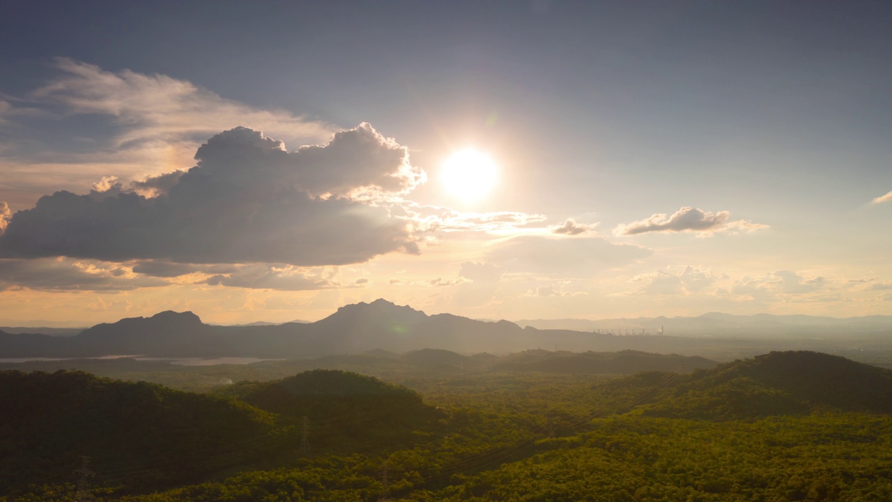 超缩视频，4K运动，鸟瞰图美丽的早晨景色，金色的夕阳在高山上，庞艾，湄茂，泰国南邦视频素材