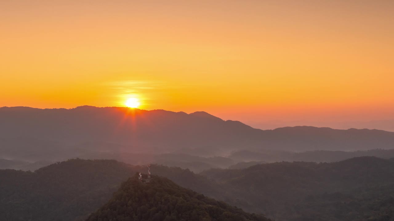 超缩视频，4K运动，鸟瞰图美丽的早晨景色，金色的夕阳在高山上，庞艾，湄茂，泰国南邦视频素材