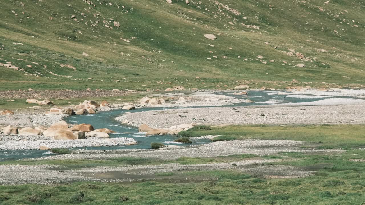 夏季的河谷山视频素材