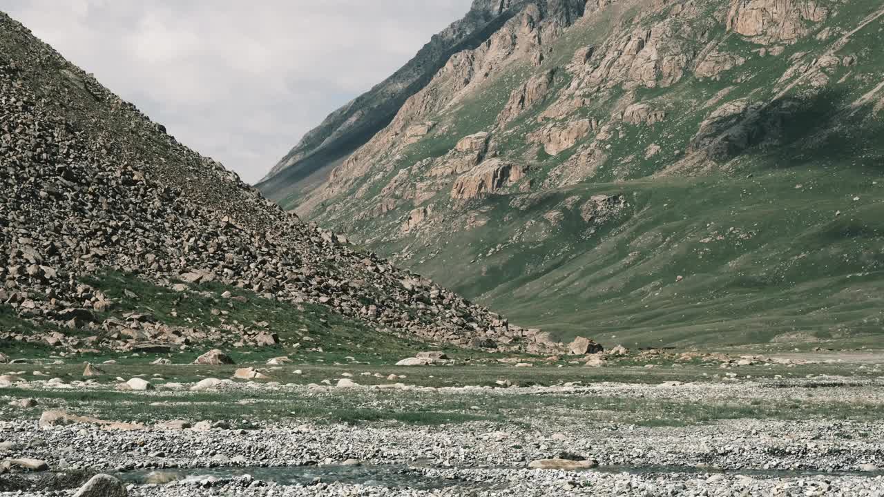 夏季的河谷山视频素材