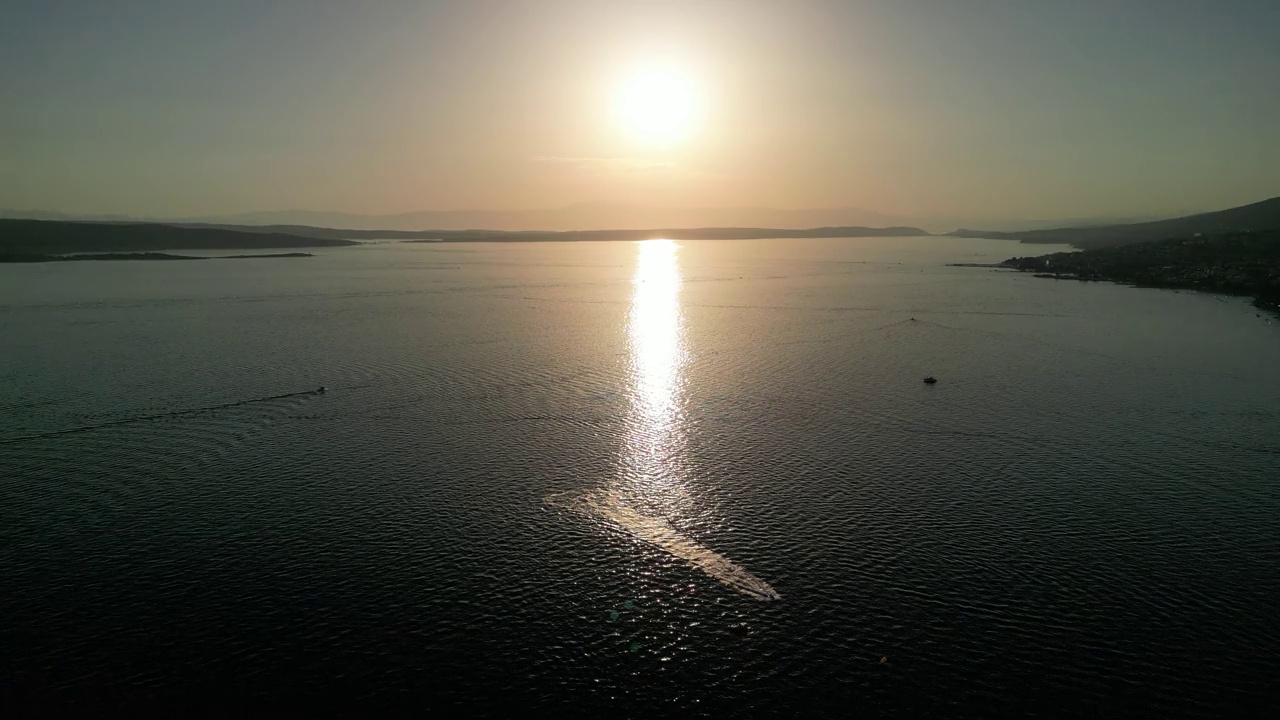 风景落日夕阳天空反射平静的大海与船只，为壁纸视频素材