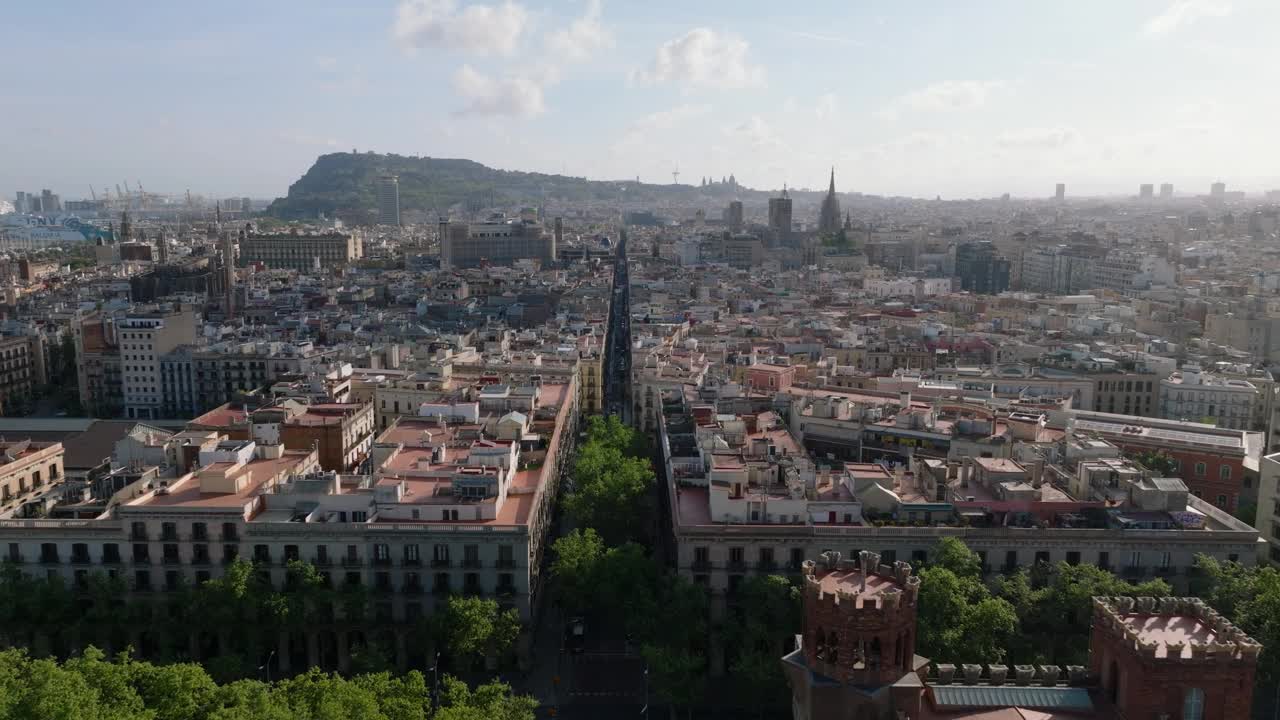 黄金时刻的大都市全景。在老城区长直的街道上空飞行。西班牙巴塞罗那视频素材