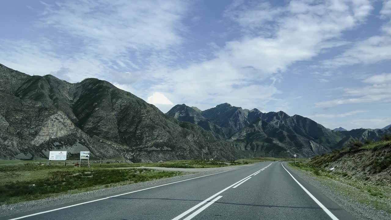 汽车行驶在山路上，景色壮丽。开车旅行。美丽的大自然。视频素材