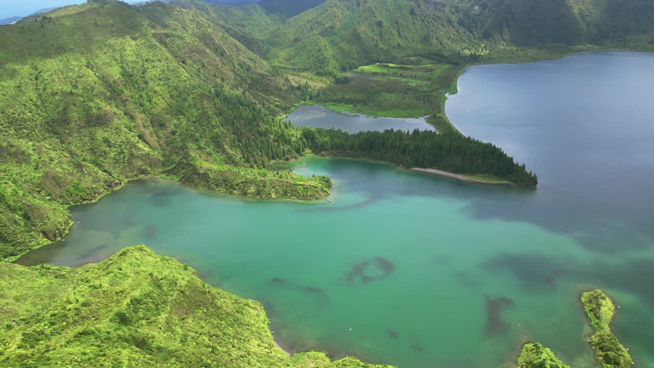 航拍图片Lagoa do Fogo(火焰湖)，葡萄牙的一个泻湖，位于亚速尔群岛的s<s:1> o Miguel岛上。视频素材