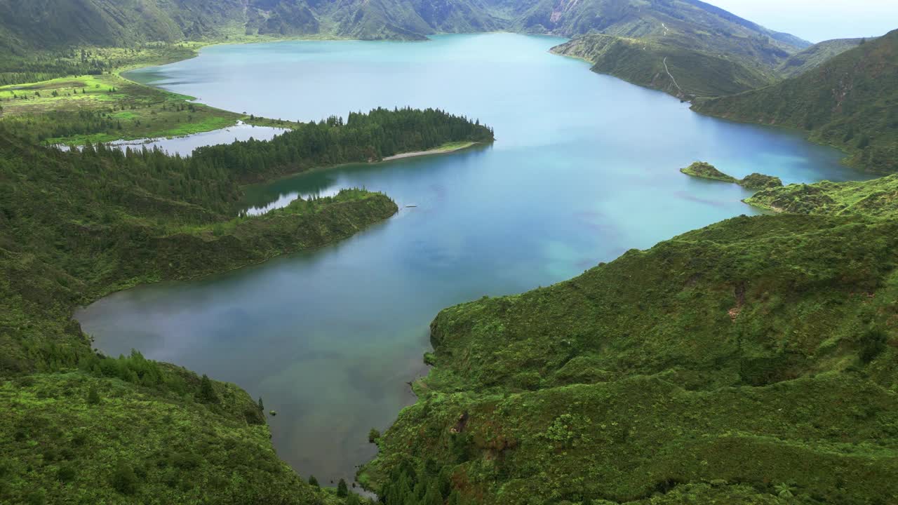 航拍图片Lagoa do Fogo(火焰湖)，葡萄牙的一个泻湖，位于亚速尔群岛的s<s:1> o Miguel岛上。视频素材