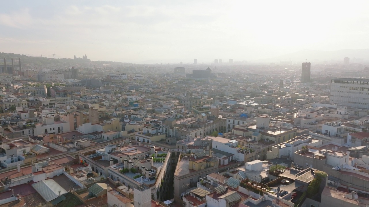 在阳光下鸟瞰历史悠久的市区全景。前锋飞越大都市。西班牙巴塞罗那视频素材