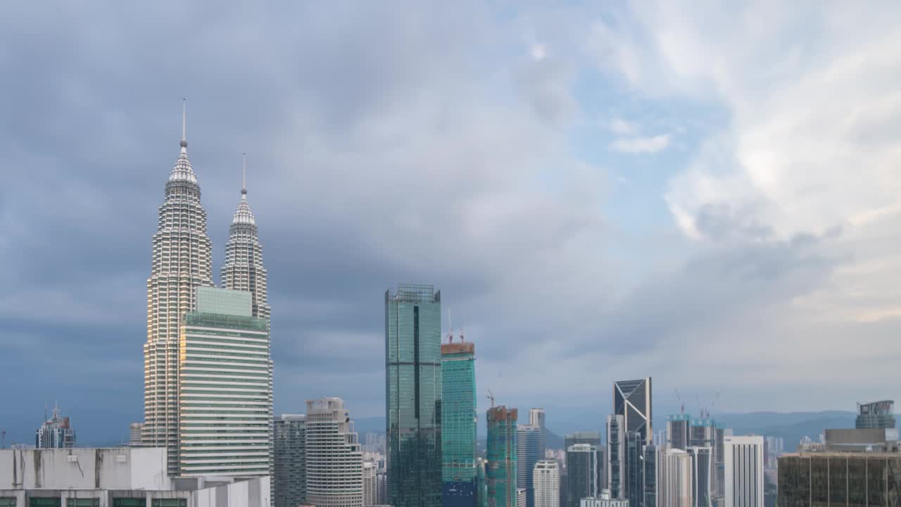 多云的日落在吉隆坡城市的天际线视频素材